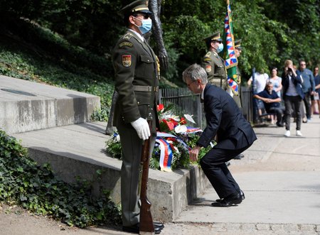 Poslanci i senátoři si připomínají popravu Milady Horákové u památníků obětí komunismu v Praze na Újezdě (27. 6. 2020).