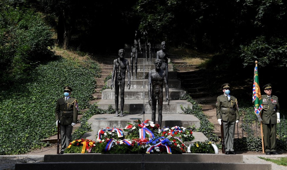 Poslanci i senátoři si připomínají popravu Milady Horákové u památníků obětí komunismu v Praze na Újezdě (27. 6. 2020).