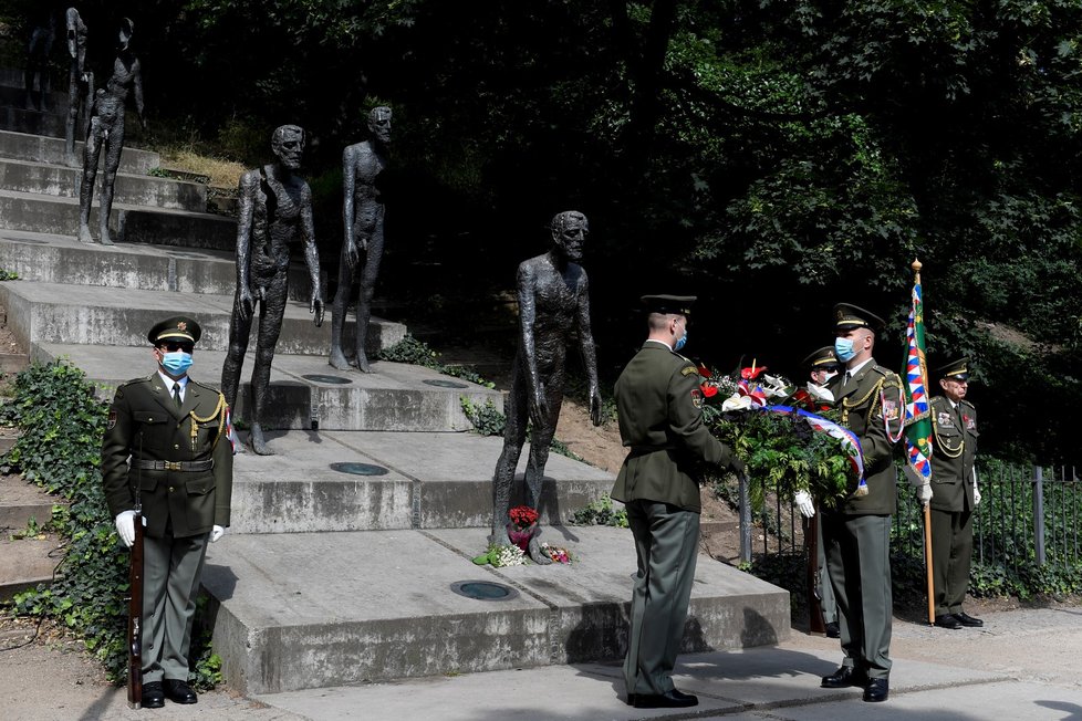 Poslanci i senátoři si připomínají popravu Milady Horákové u památníků obětí komunismu v Praze na Újezdě (27. 6. 2020).
