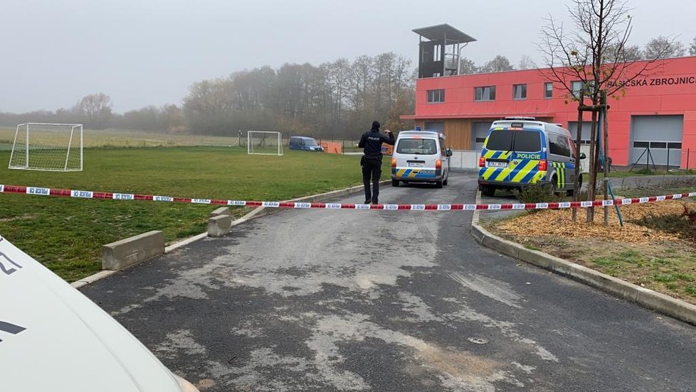10. listopad 2019: U hasičské zbrojnice Újezdu u Průhonic bylo nalezeno nahé mužské tělo. Případem se zabývají policisté.