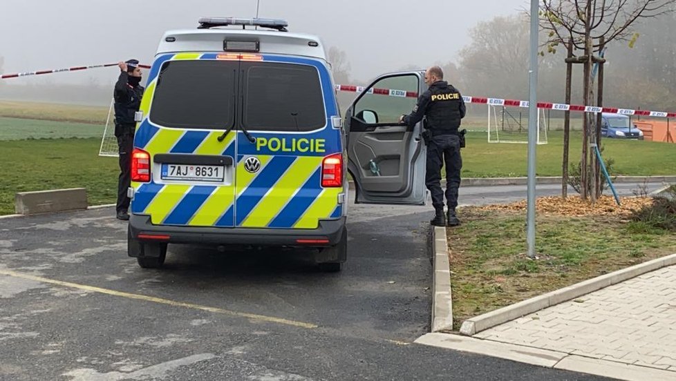 10. listopad 2019: U hasičské zbrojnice Újezdu u Průhonic bylo nalezeno nahé mužské tělo. Případem se zabývají policisté.
