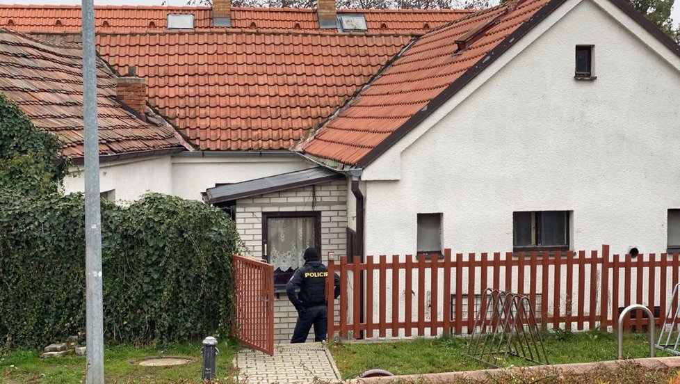 V souvislosti s nálezem mrtvého muže provádí v Újezdu u Průhonic šetření v místě bydliště zemřelého. 