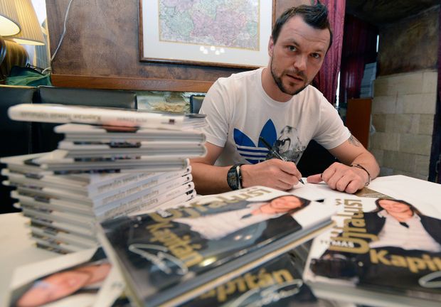 Bývalý fotbalový reprezentant Tomáš Ujfaluši představil v Praze knihu spisovatele Petra Čermáka "Kapitán Tomáš Ujfaluši". Kmotrem byl herec Miroslav Donutil. Bývalý fotbalový reprezentant Tomáš Ujfaluši představil v Praze knihu spisovatele Petra Čermáka "Kapitán Tomáš Ujfaluši". Kmotrem byl herec Miroslav Donutil.
