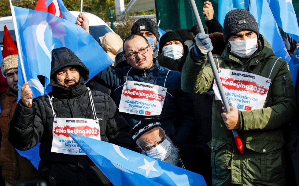 Protesty proti čínskému útlaku Ujgurů a dalších menšin.