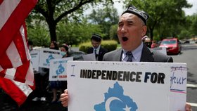Nezávislost pro Východní Turkestán! Ujgurská manifestace v USA.