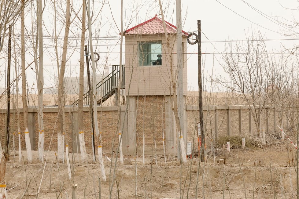 Strážní věž lágru v Sin-ťiangu.
