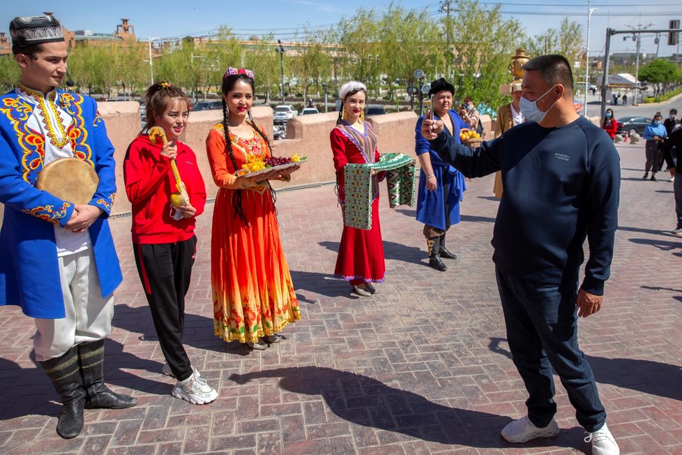 Čínský režim nyní propaguje turistiku v Sin-ťiangu.