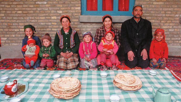 Většina Ujgurů žije v čínské provincii Sin-ťiang. Jejich jazykem je ujgurština a jejich počet bývá udáván na 9 milionů.
