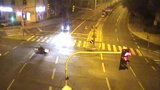 VIDEO: Motorkář v Karlíně zběsile ujížděl před policií. Před jízdou požil alkohol i drogy