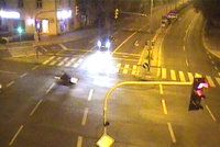 VIDEO: Motorkář v Karlíně zběsile ujížděl před policií. Před jízdou požil alkohol i drogy