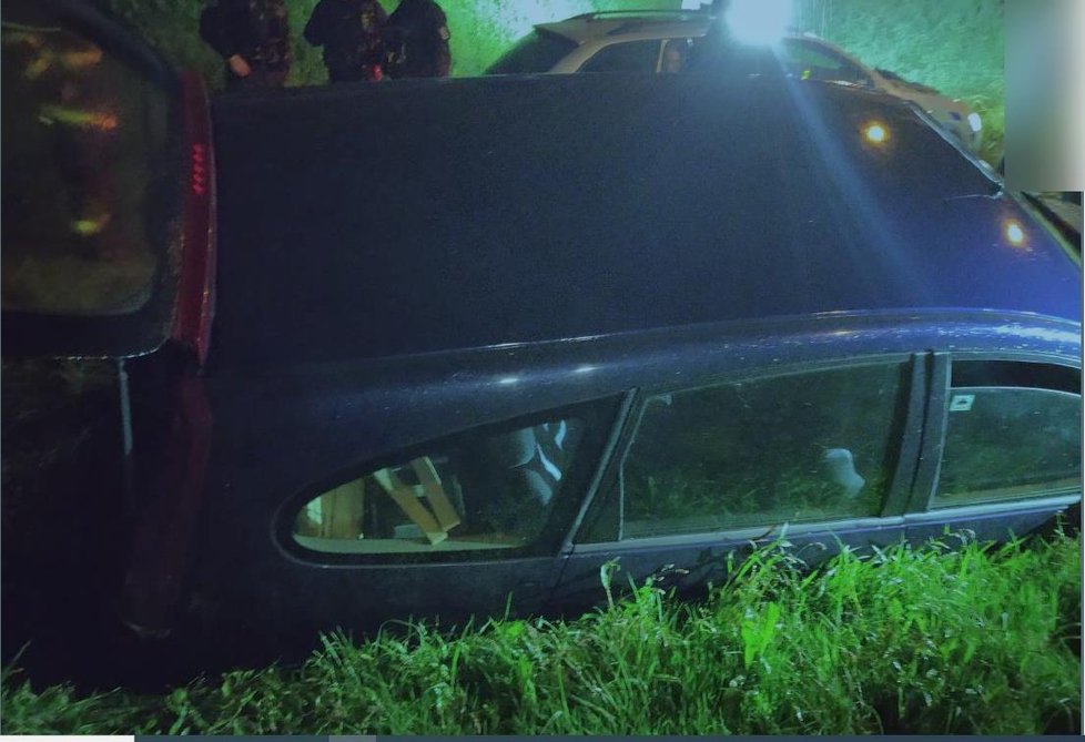 Řidič prchal před policií a zapadl s vozem v korytě přehrady Olešná.