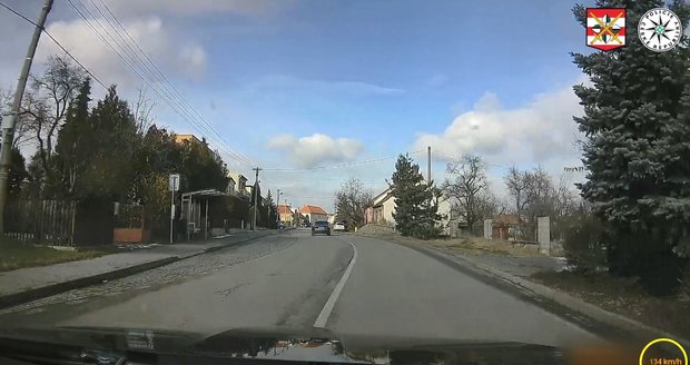 Zběsilou honičku policie s kriminálníkem, který se řítil obcemi na jihu Moravy rychlostí až 176 km/h, ukončila havárie zločince na kruhovém objezdu u Kuchařovic.