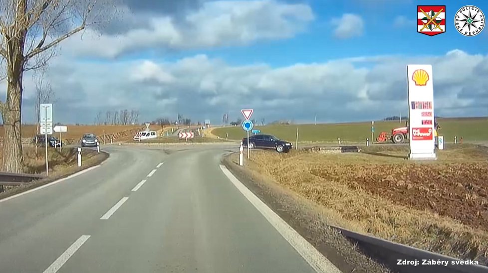 Zběsilou honičku policie s kriminálníkem, který se řítil obcemi na jihu Moravy rychlostí až 176 km/h, ukončila havárie zločince na kruhovém objezdu u Kuchařovic.