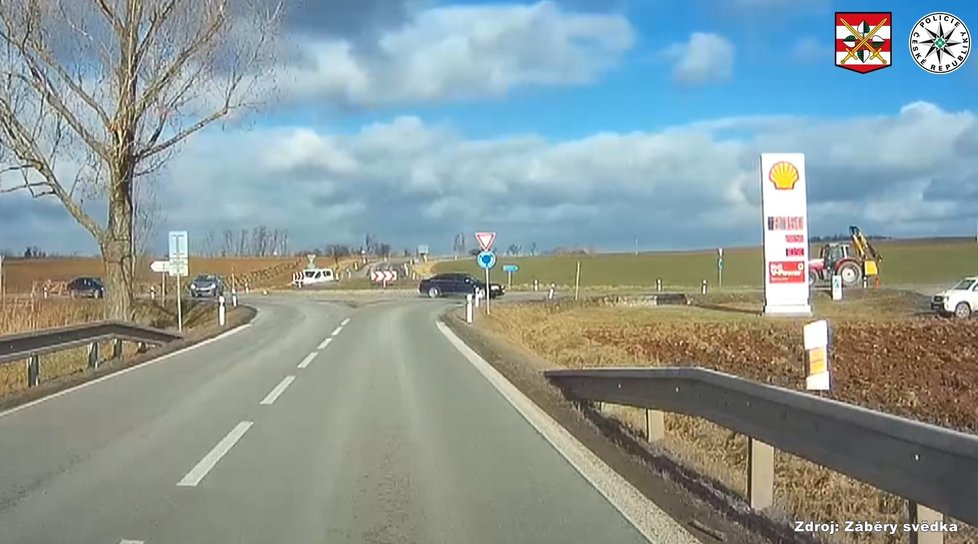 Zběsilou honičku policie s kriminálníkem, který se řítil obcemi na jihu Moravy rychlostí až 176 km/h, ukončila havárie zločince na kruhovém objezdu u Kuchařovic.