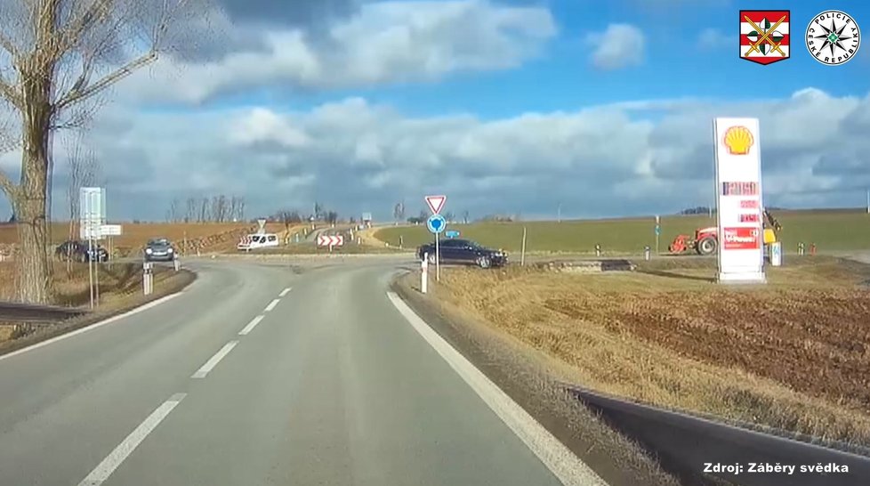 Zběsilou honičku policie s kriminálníkem, který se řítil obcemi na jihu Moravy rychlostí až 176 km/h, ukončila havárie zločince na kruhovém objezdu u Kuchařovic.