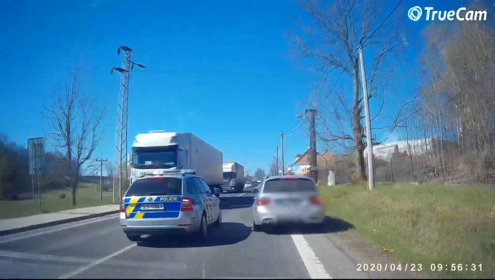 Policistům na Českolipsku ujížděl řidič.