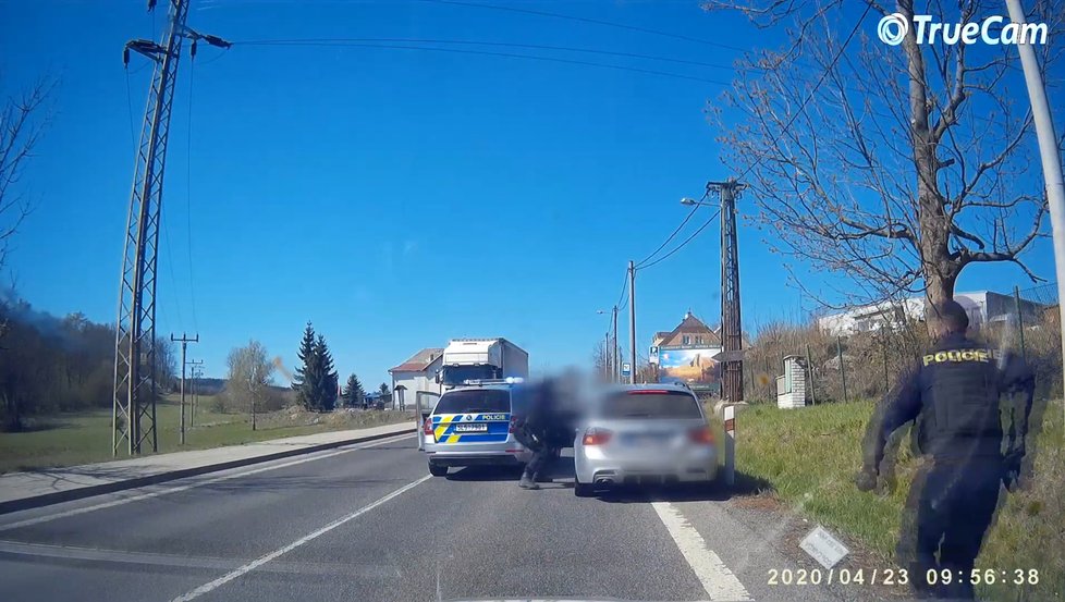 Policistům na Českolipsku ujížděl řidič.