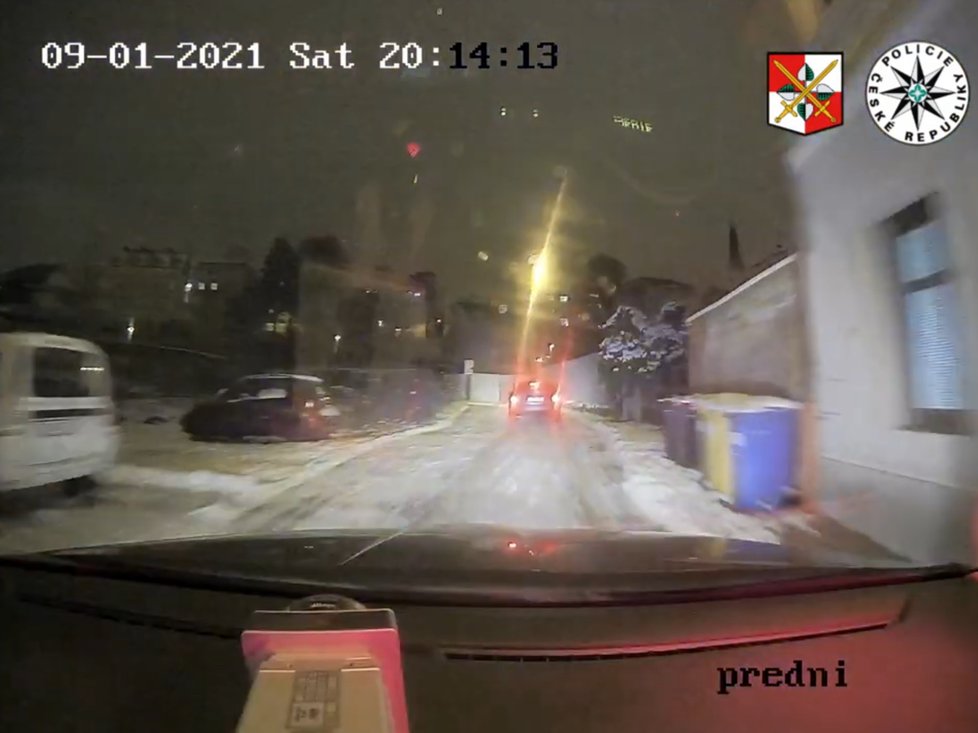 Řidič se snažil ujet policistům v Liberci.