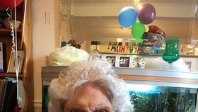 Prababička oslavila sto let. Až nyní ale její rodina zjistila, že má už 20 let nárok na důchod.