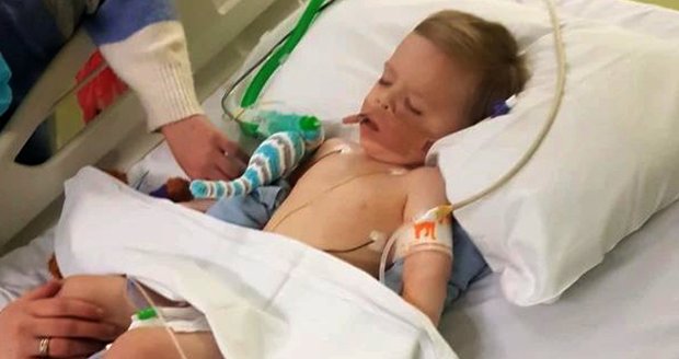 Malý chlapec (2) vypil osvěžovač vzduchu: V nemocnici bojoval o život!
