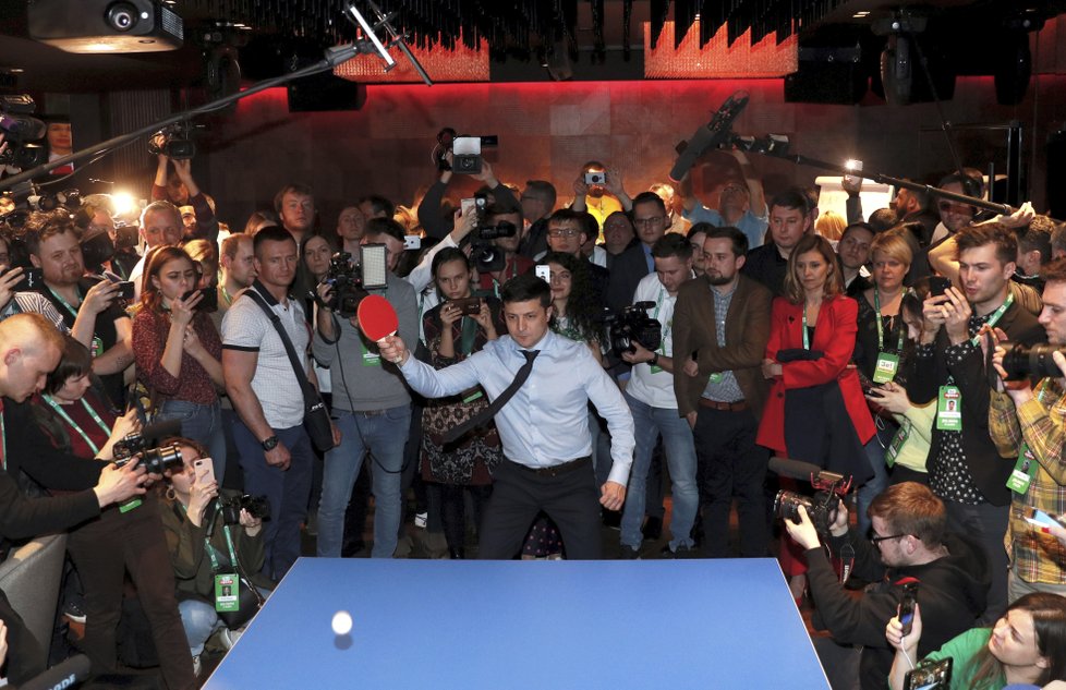 Komik Volodymyr Zelenskyj hraje ve volebním štábu ping pong (31.3. 2019)