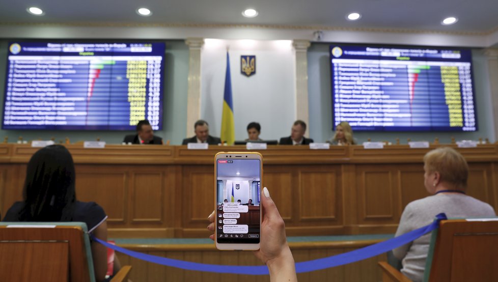 Ukrajina si volí nového prezidenta. Po prvním kole vede komik Volodymyr Zelenskyj a stávající prezident Petro Porošenko (1.4. 2019)