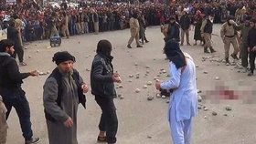 ISIS unesl a znásilnil ženy. Za „cizoložství“ je pak ukamenovali k smrti 