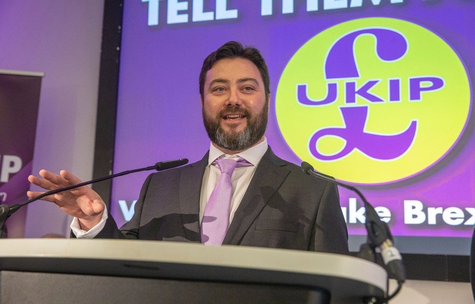 Carl Benjamin na tiskové konferenci britské politické strany UKIP 18. 4. 2019