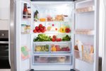 Do lednice byste měli ukládat mrkev, brokolici, květák, ředkvičky, salátové listy, řepu, špenát, okurku nebo bylinky, ale i jahody, borůvky, ostružiny, broskve či meruňky.