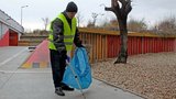 Ulice Prahy 7 uklízejí bezdomovci. „Je to šance odrazit se ode dna,“ říká k projektu radnice