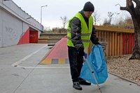 Ulice Prahy 7 uklízejí bezdomovci. „Je to šance odrazit se ode dna,“ říká k projektu radnice