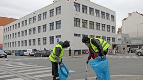 Ulice Prahy 7 nově uklízejí bezdomovci. Sociální pracovníci jim nabízejí výdělek přímo na ulici