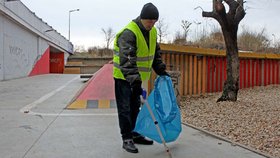 Ulice Prahy 7 nově uklízejí bezdomovci. Sociální pracovníci jim nabízejí výdělek přímo na ulici