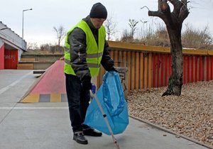 Ulice Prahy 7 nově uklízejí bezdomovci. Sociální pracovníci jim nabízejí výdělek přímo na ulici