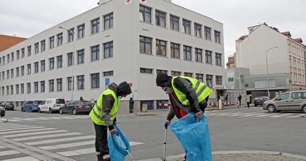 Ulice Prahy 7 nově uklízejí bezdomovci. Sociální pracovníci jim nabízejí výdělek přímo na ulici