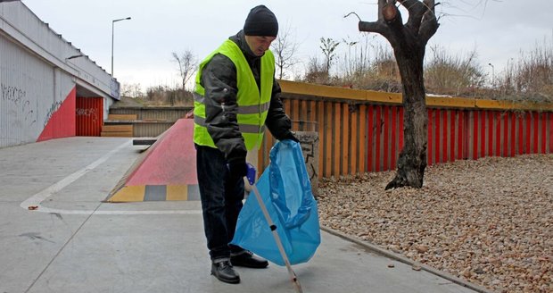 Ulice Prahy 7 uklízejí bezdomovci. „Je to šance odrazit se ode dna,“ říká k projektu radnice