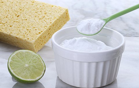 Babské rady na úklid: Na co nejlépe funguje sůl, ocet i pasta na zuby