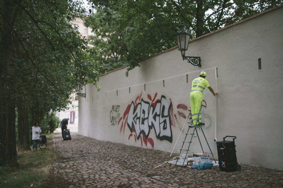 Rozšiřování úklidu na území Prahy 1: vozítka si poradí s nepořádkem i graffiti.