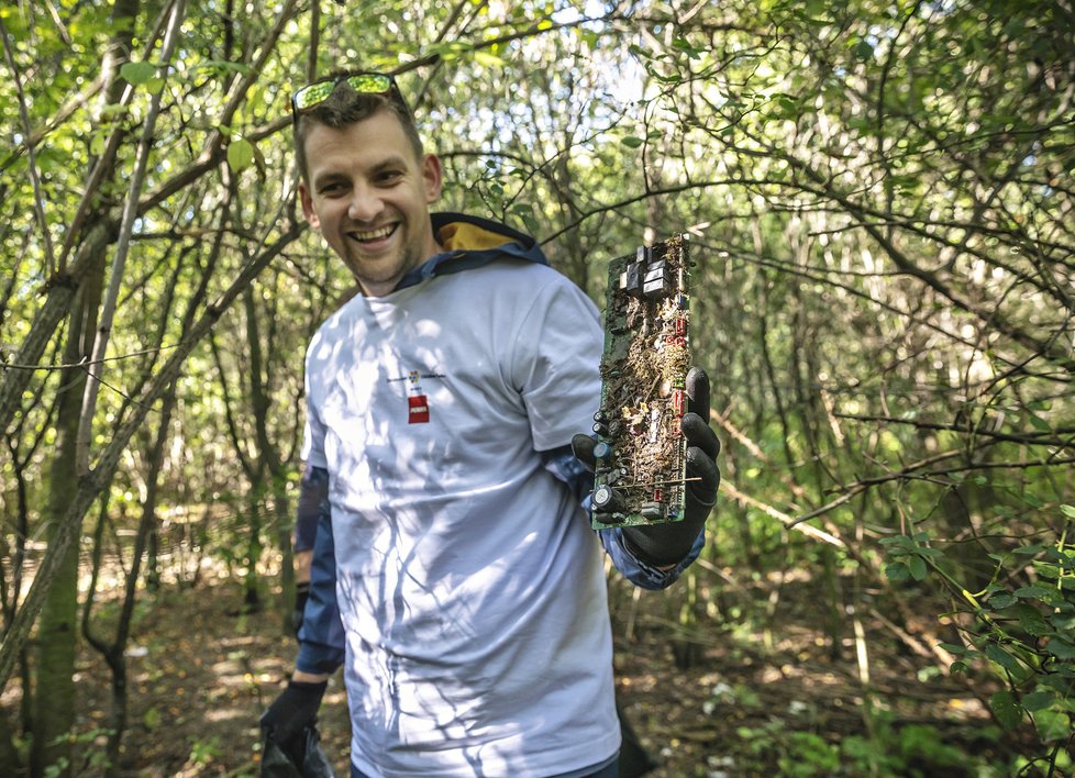 Dnes se uklízí Česko, jedním ze stovek míst byl i Čimický háj na severu Prahy.