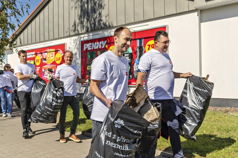 Společně chodí i na brigády v okolí. V rámci celostátní události Ukliďme Česko se &#34;brigádničilo&#34; v Čimickém háji na severu Prahy.