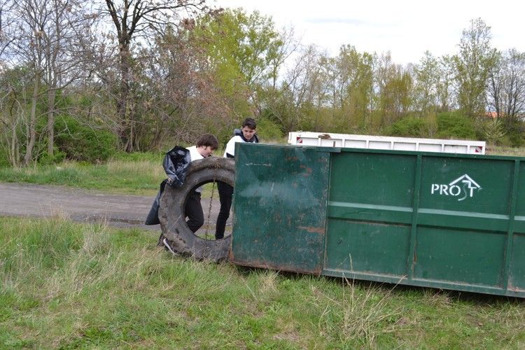 Dobrovolníci uklidili Rohanský ostrov. Leželo tam šest kontejnerů odpadků.