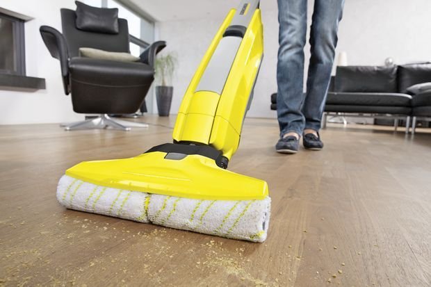 Karcher_FC 5_zvládne bez problému i větší kusy nečistoty