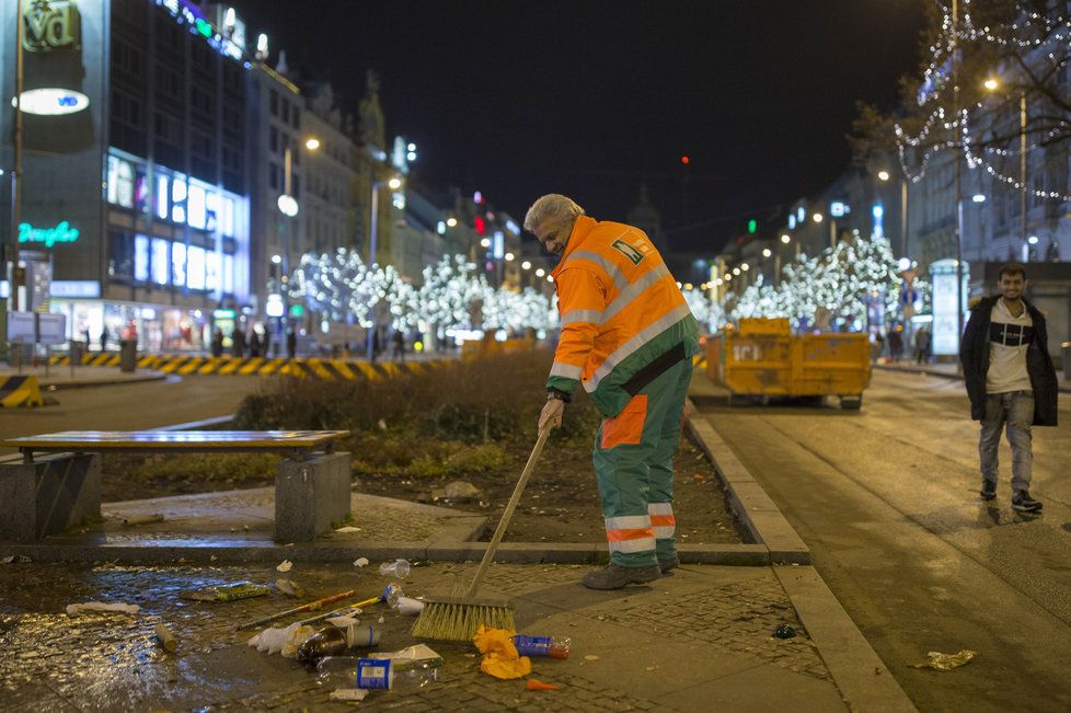 Posilvestrovskou Prahu od rána uklízejí pracovníci Pražských služeb.