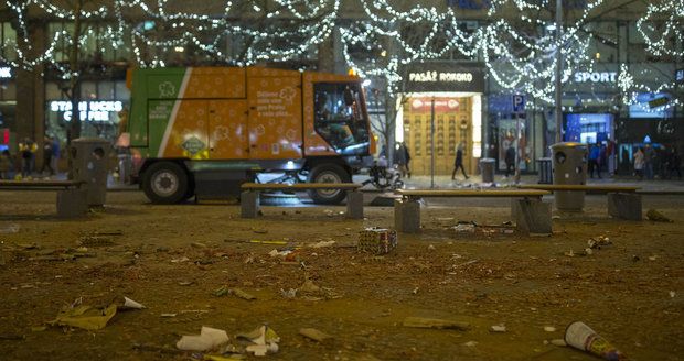 Praha se chystá na novoroční úklid. Pokud nasněží, může likvidace nepořádku trvat dny