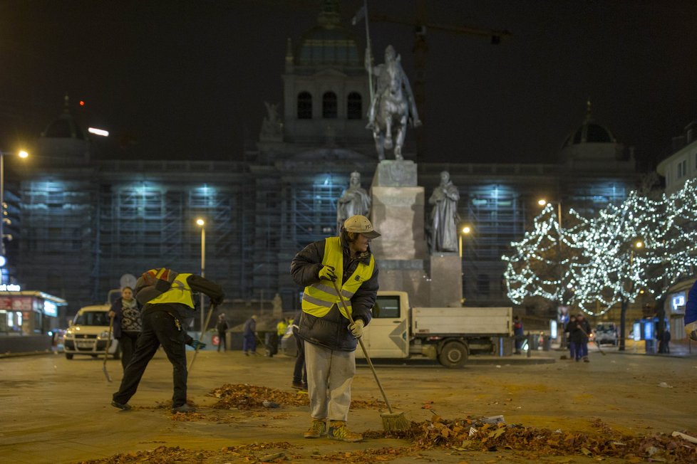 Posilvestrovskou Prahu od rána uklízejí pracovníci Pražských služeb.