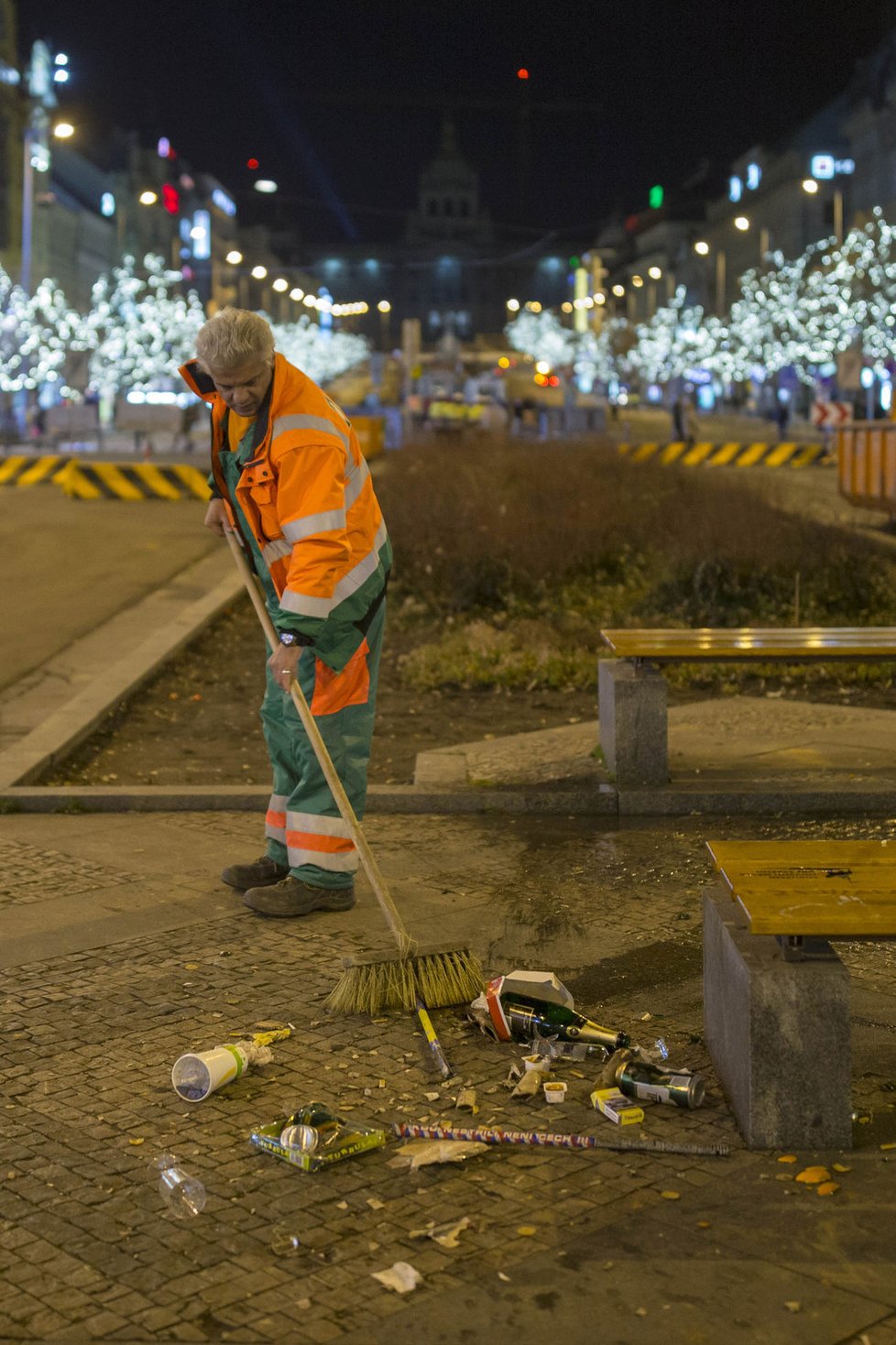 Posilvestrovskou Prahu od rána uklízejí pracovníci Pražských služeb.