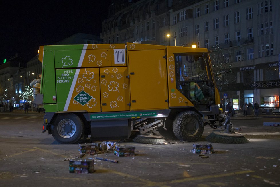 Silvestrovskou Prahu každoročně zasype obrovské množství odpadků.