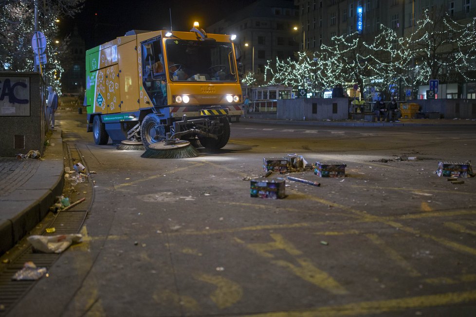 Silvestrovskou Prahu každoročně zasype obrovské množství odpadků.