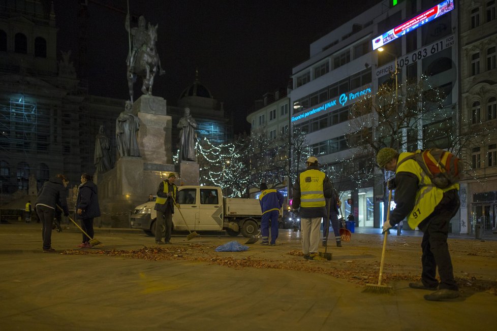 Posilvestrovskou Prahu od rána uklízejí pracovníci Pražských služeb.