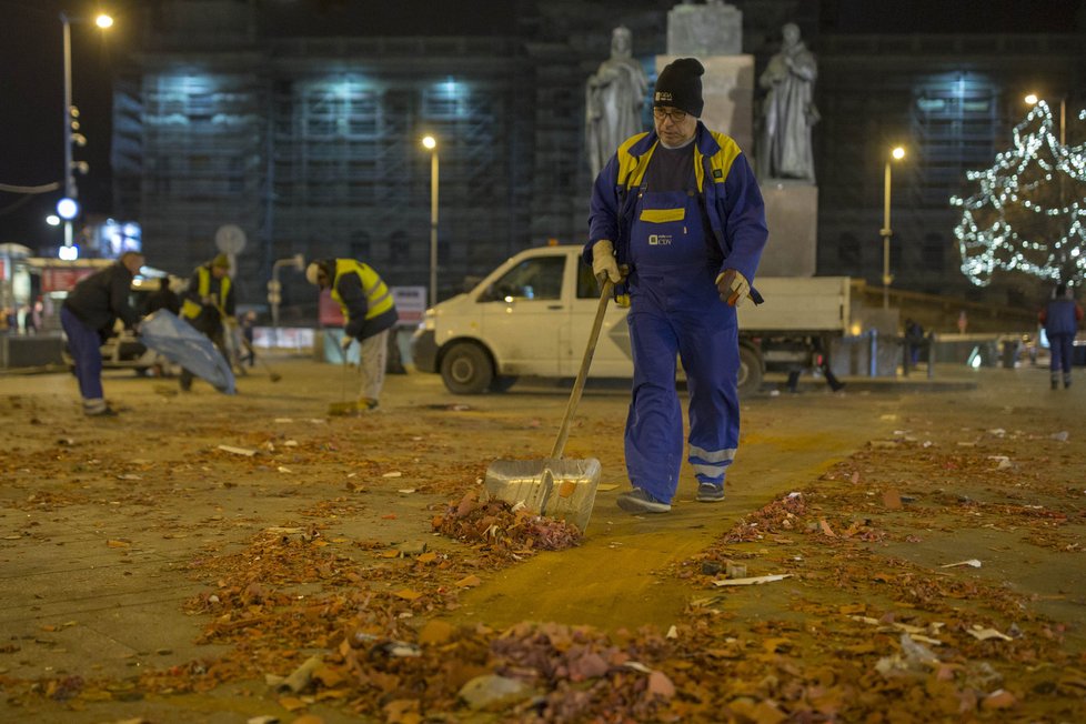 Posilvestrovskou Prahu od rána uklízejí pracovníci Pražských služeb.